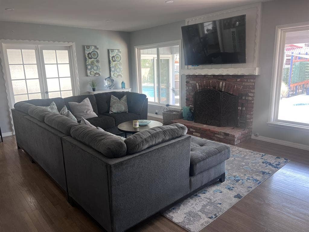1 Room in Quiet Professional Home