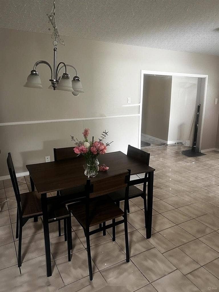 8 BR in Seffner