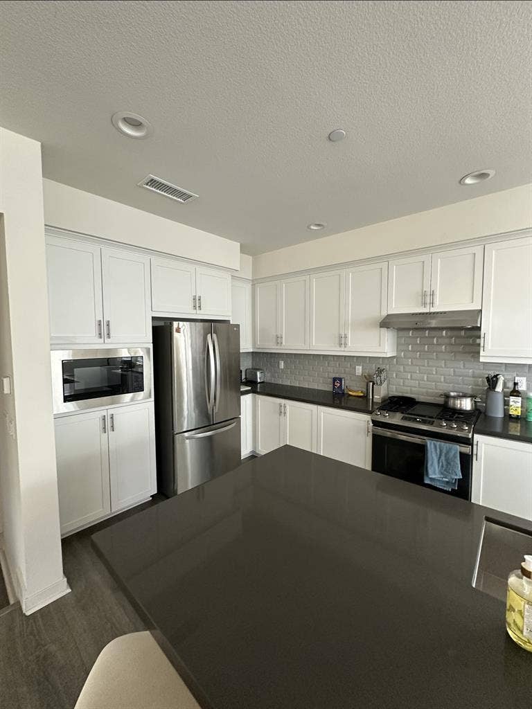 LOOKING FOR SUBLETTER! (male 20s)