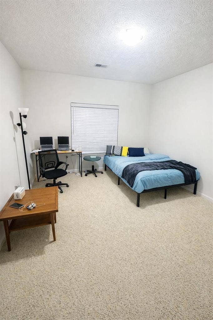Single room with washroom in 2B2B