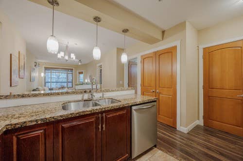 Priv. Room/Bath -Condo w/ SOLARIUM!