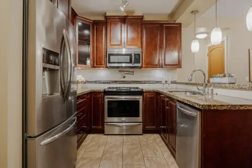 Priv. Room/Bath -Condo w/ SOLARIUM!