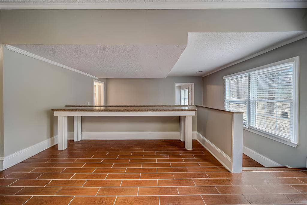 8 BR in Fairburn