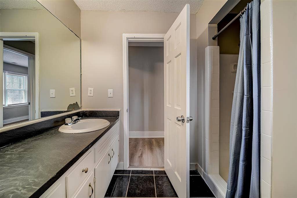 8 BR in Fairburn