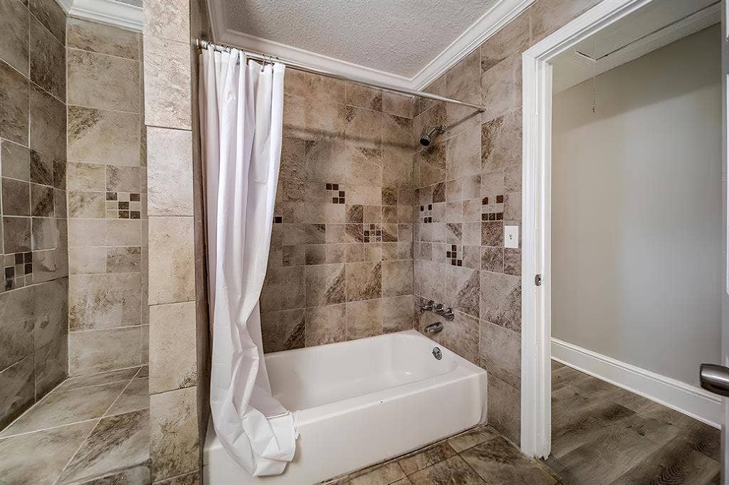 8 BR in Fairburn