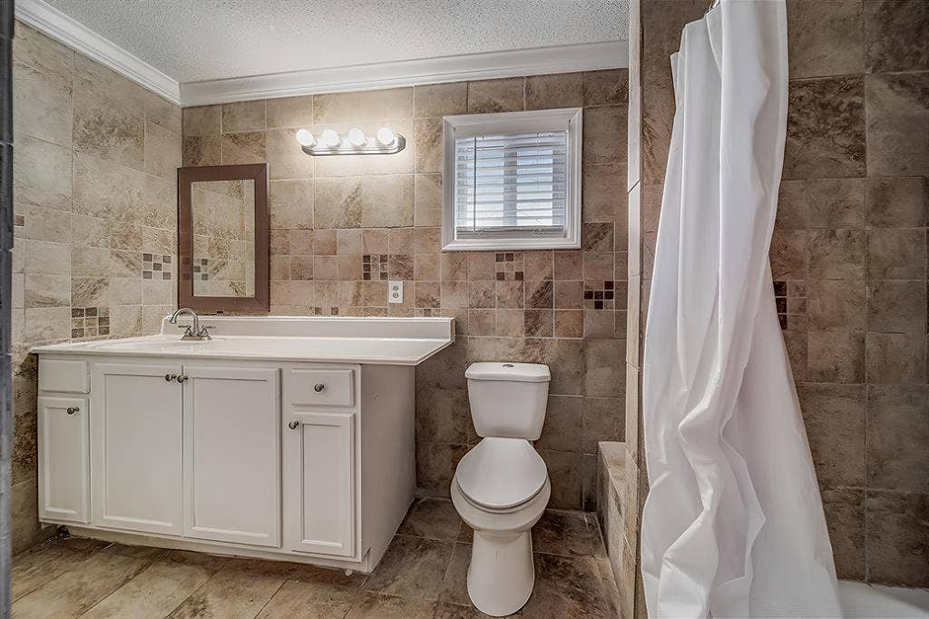 8 BR in Fairburn