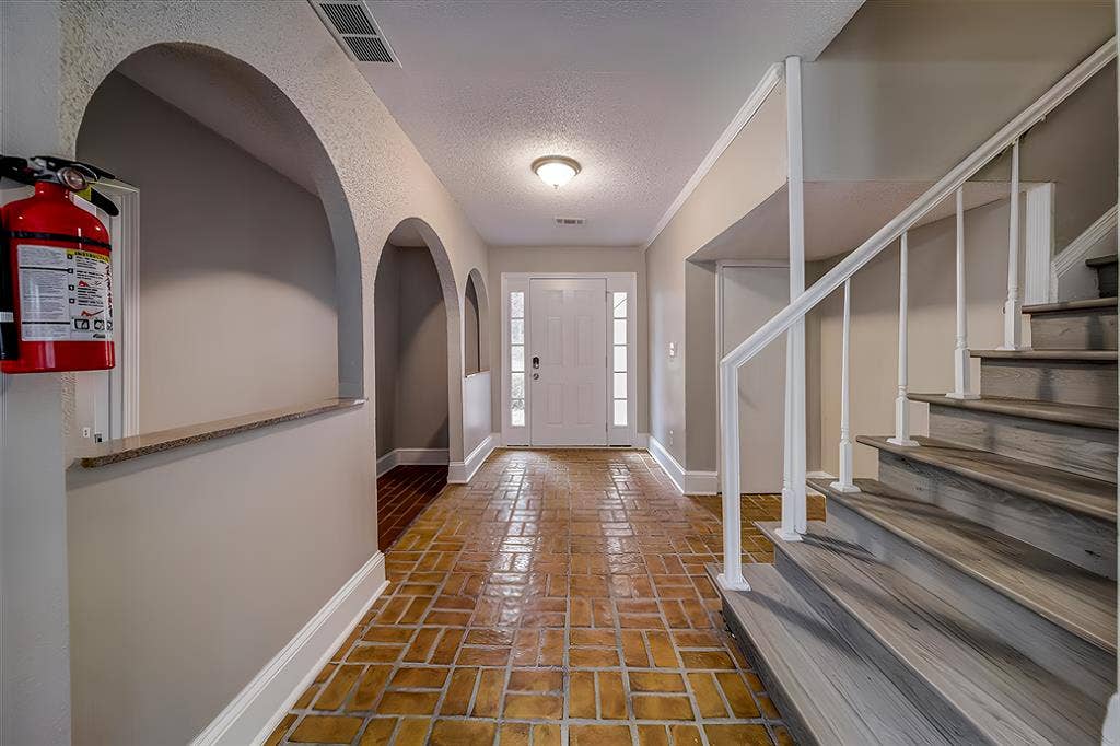 8 BR in Fairburn