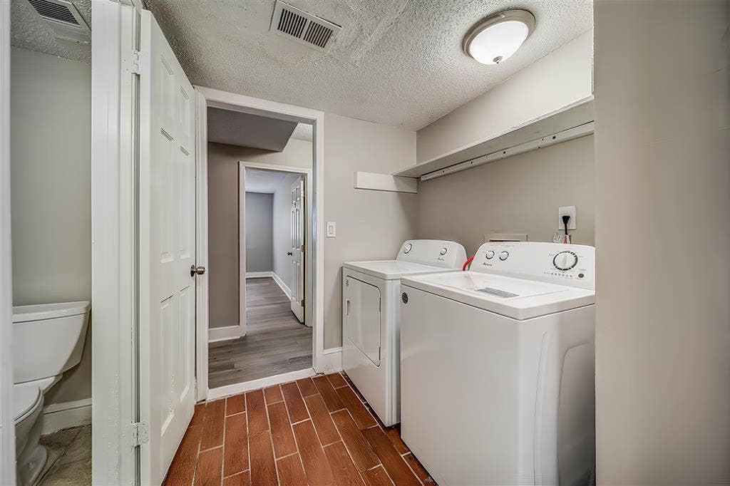 8 BR in Fairburn
