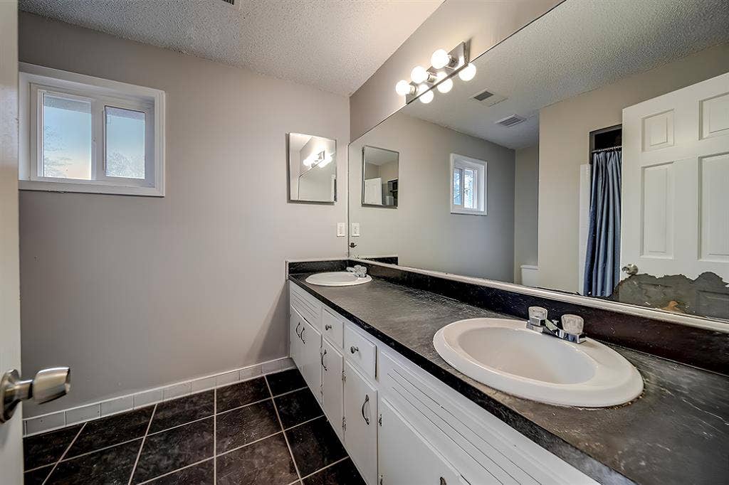 8 BR in Fairburn
