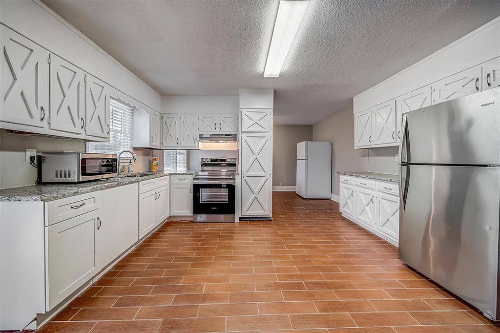 8 BR in Fairburn