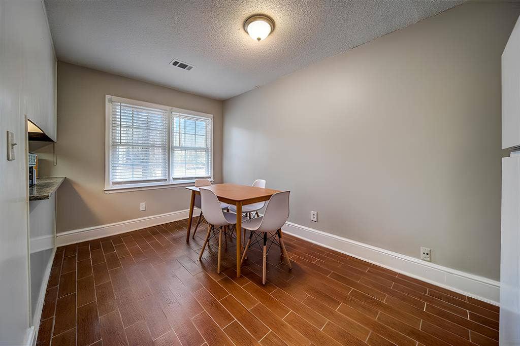 8 BR in Fairburn