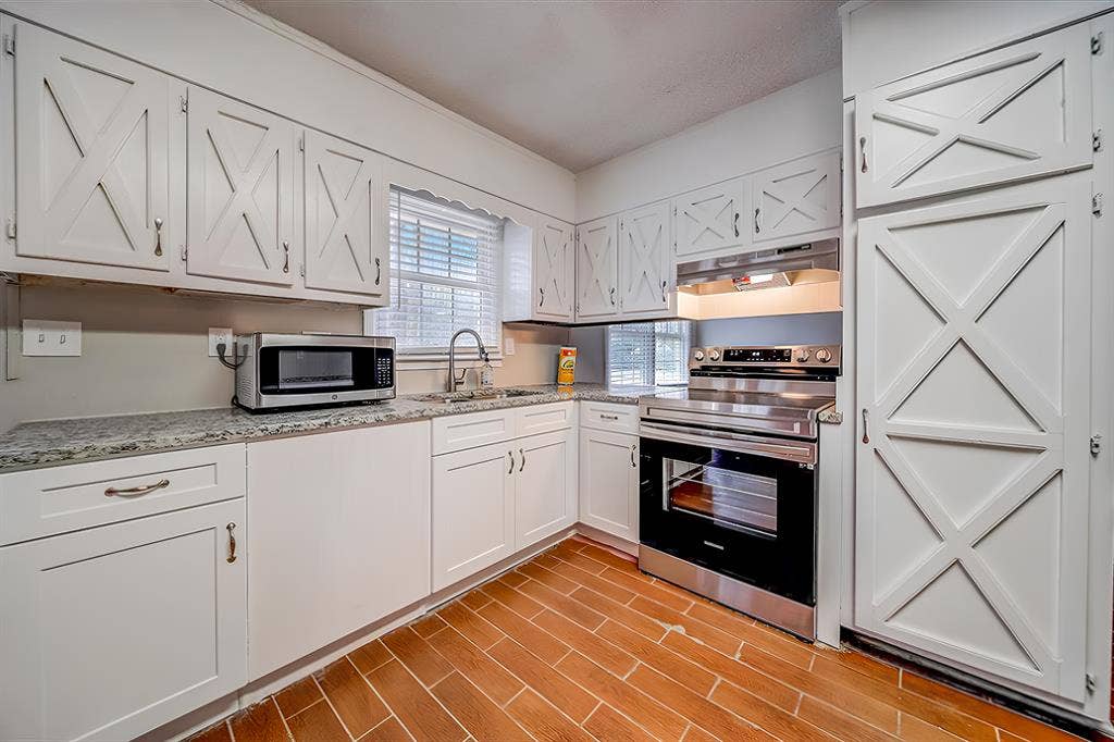 8 BR in Fairburn