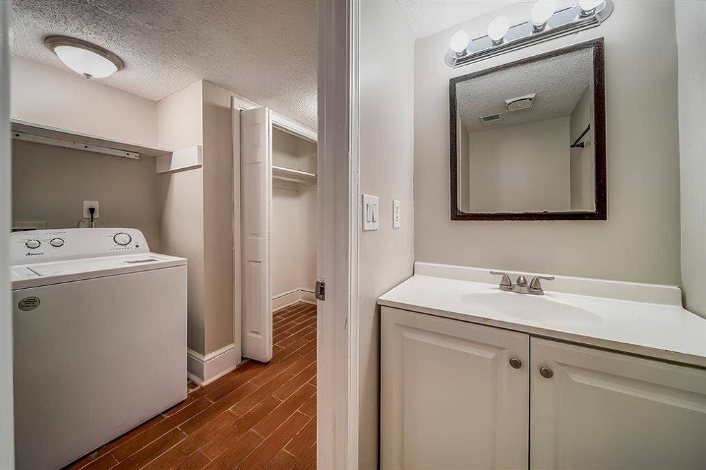 8 BR in Fairburn