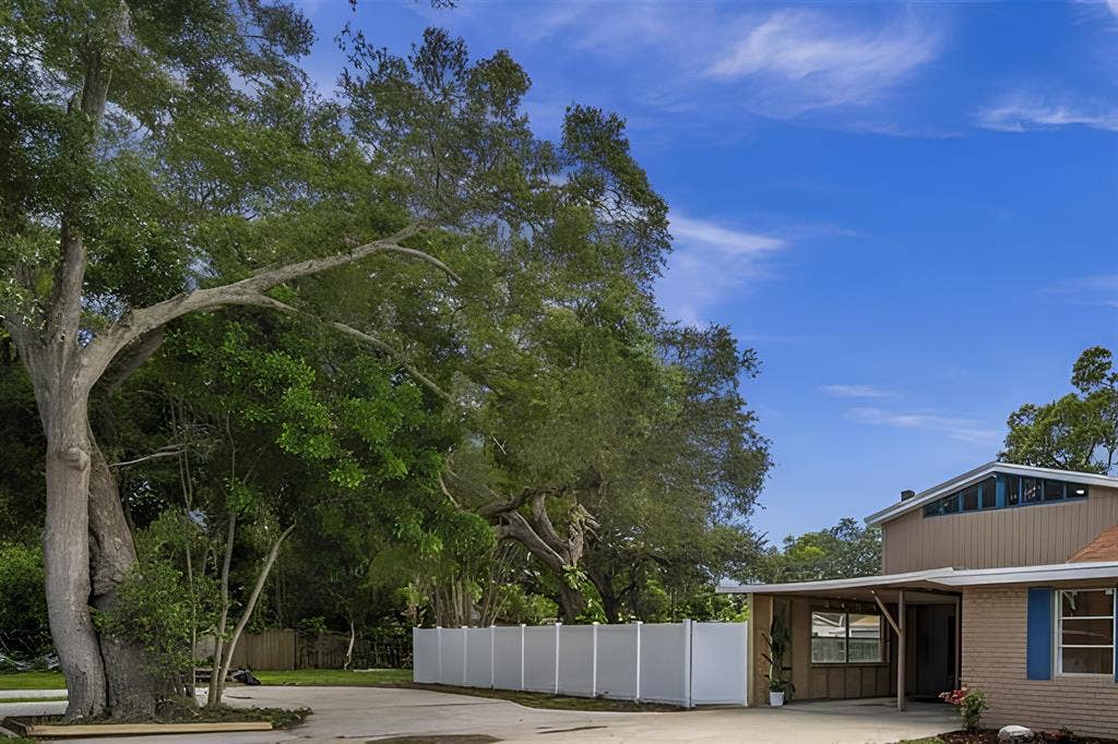 7 BR in St. Petersburg