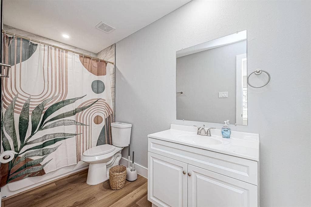 6 BR in Houston