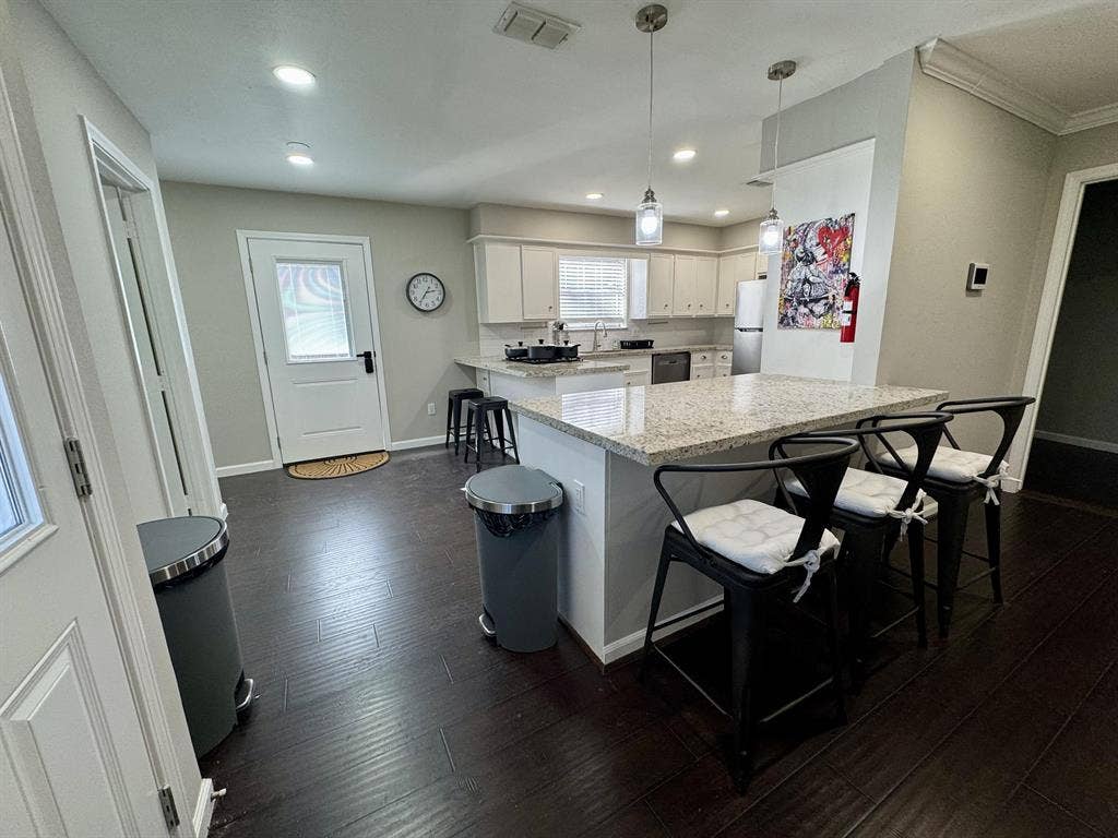 7 BR in Houston