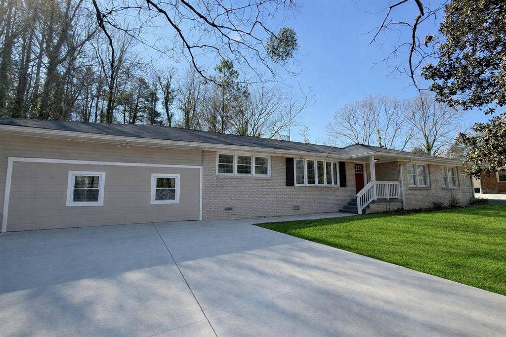 8 BR in East Point