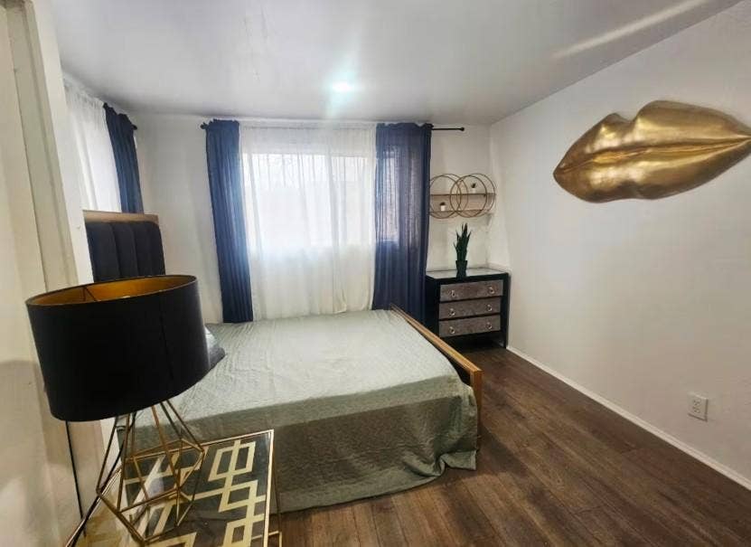6 BR in Los Angeles