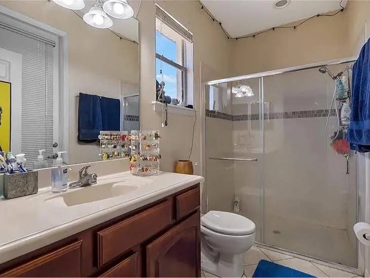 Large bedroom/ pr sunny bath May 1