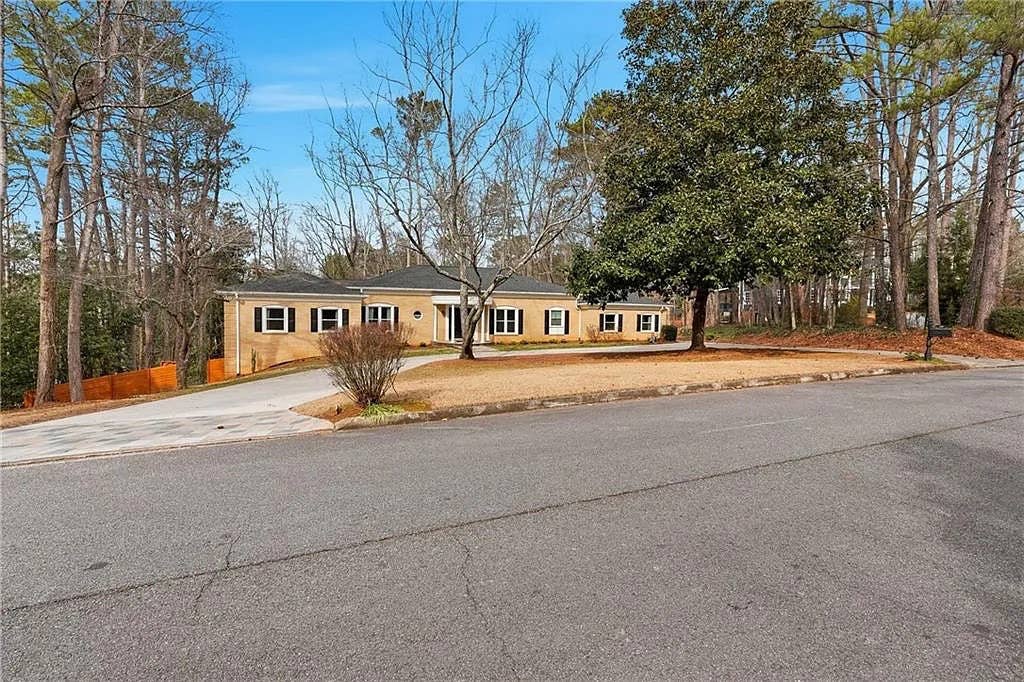 6 BR in Sandy Springs