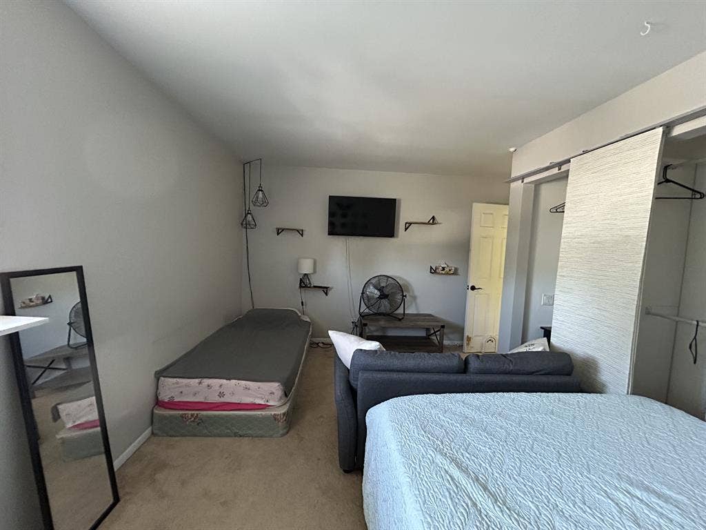 Room for rent in Lake Forest