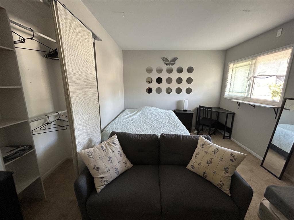 Room for rent in Lake Forest