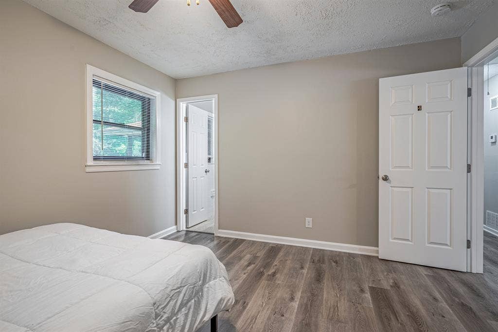 6 BR in Marietta