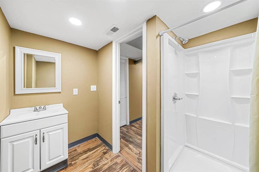 6 BR in Riverdale