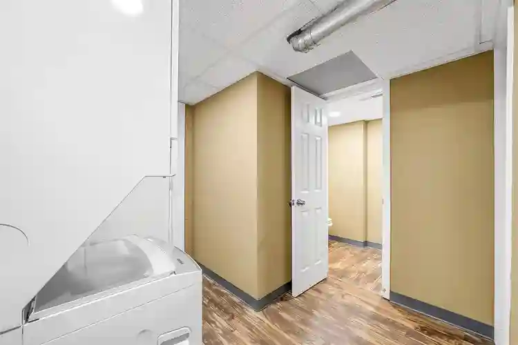 6 BR in Riverdale
