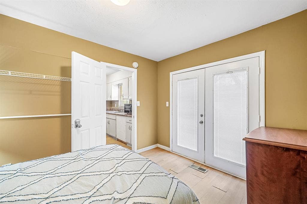 6 BR in Riverdale