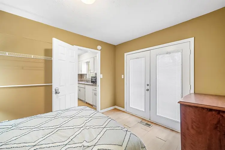6 BR in Riverdale