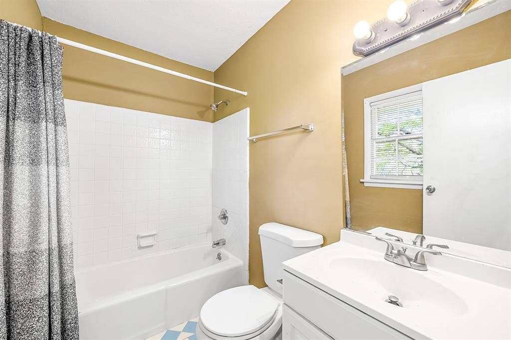 6 BR in Riverdale