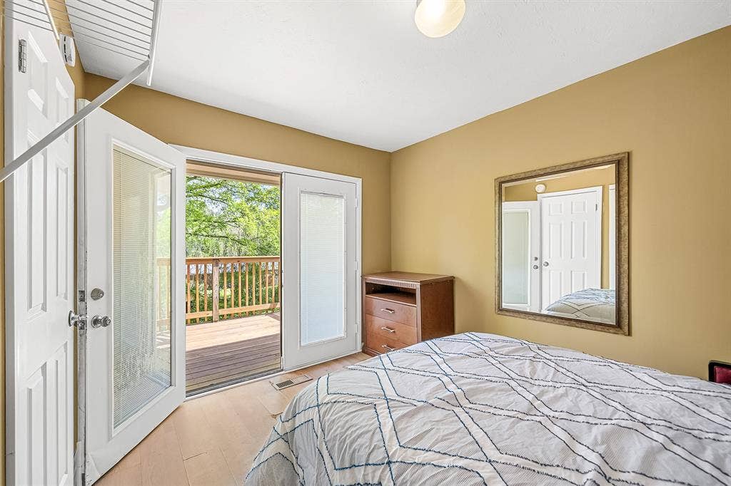 6 BR in Riverdale