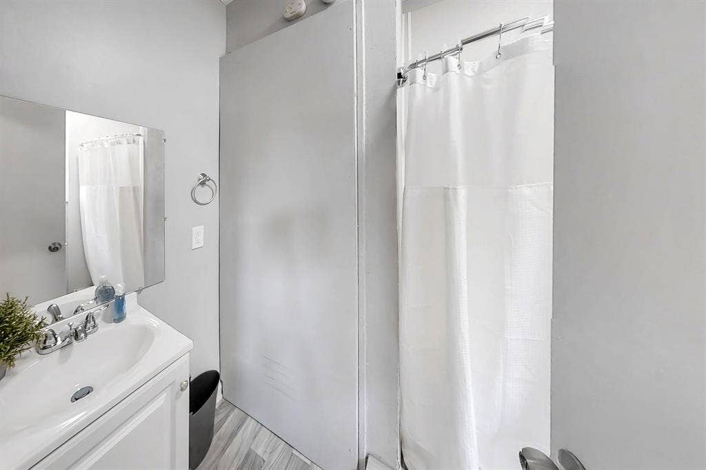 6 BR in Riverdale