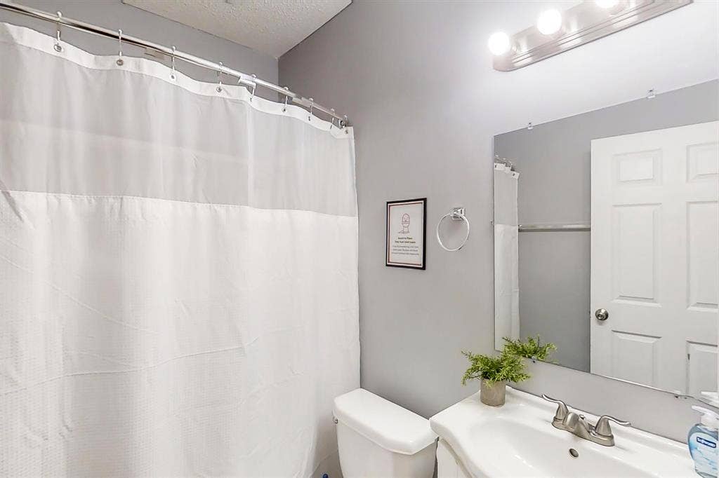 6 BR in Riverdale