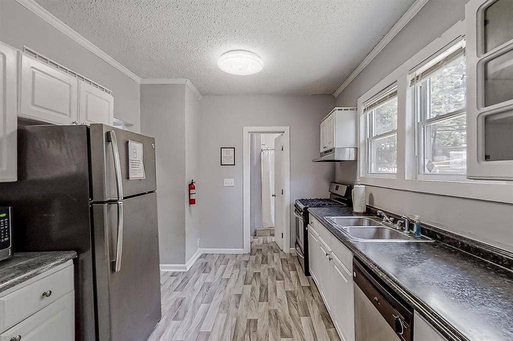 6 BR in Riverdale