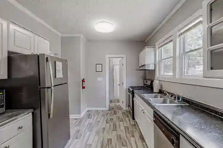 6 BR in Riverdale