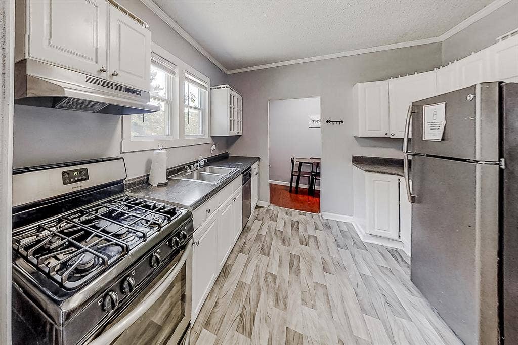 6 BR in Riverdale