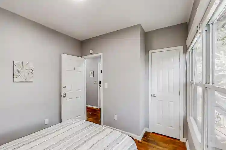 6 BR in Riverdale