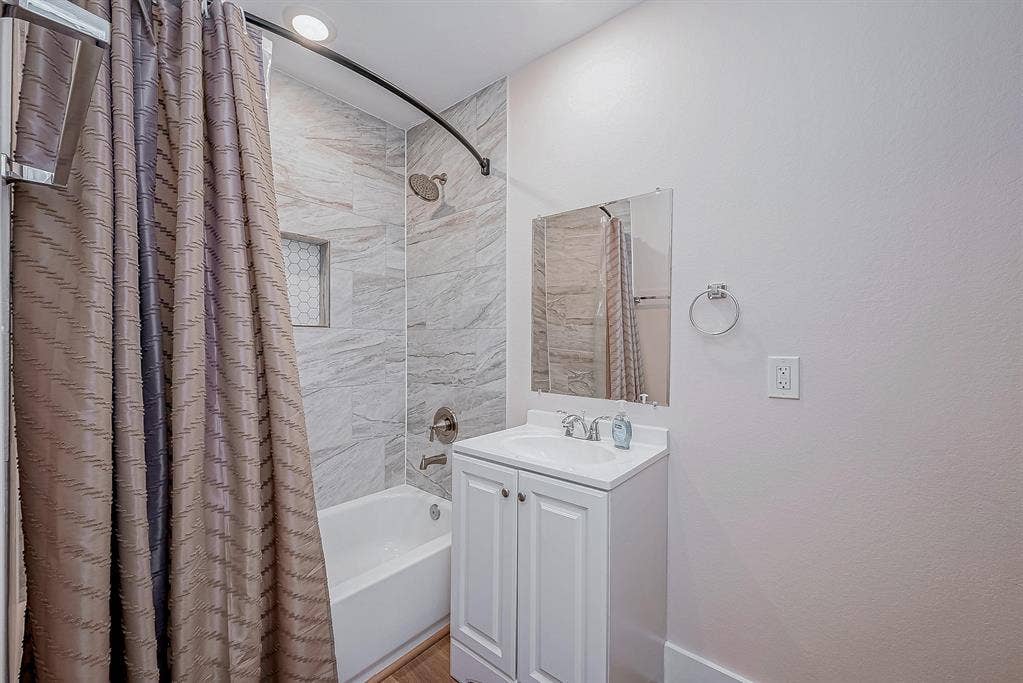 9 BR in Houston