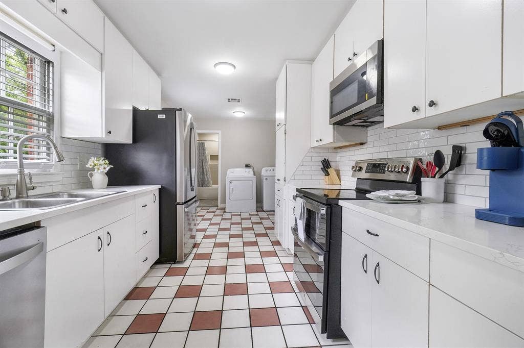 7 BR in Montgomery