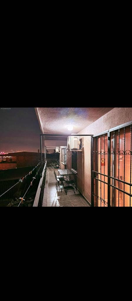 Erkek yanına kadın ev arkadaşı