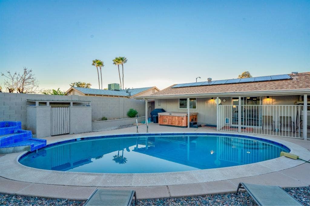 NE PHX home has a bedroom available