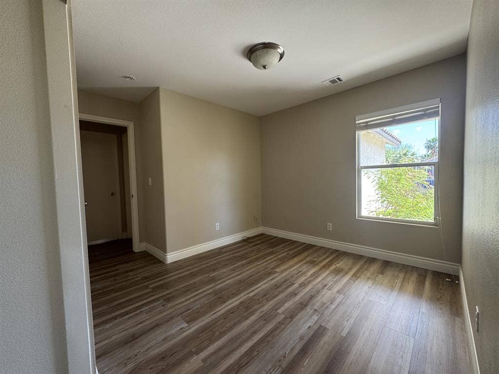 Room in central 4bd/2ba (util incl)