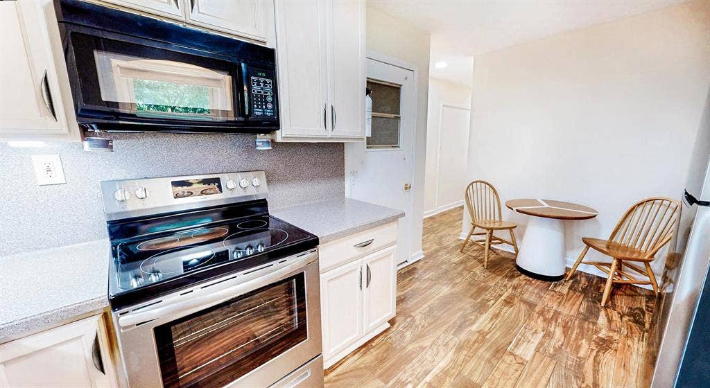 5 BR in Riverdale