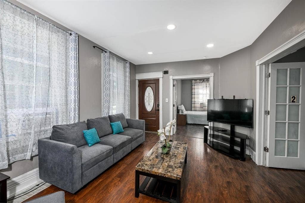 6 BR in Cleveland