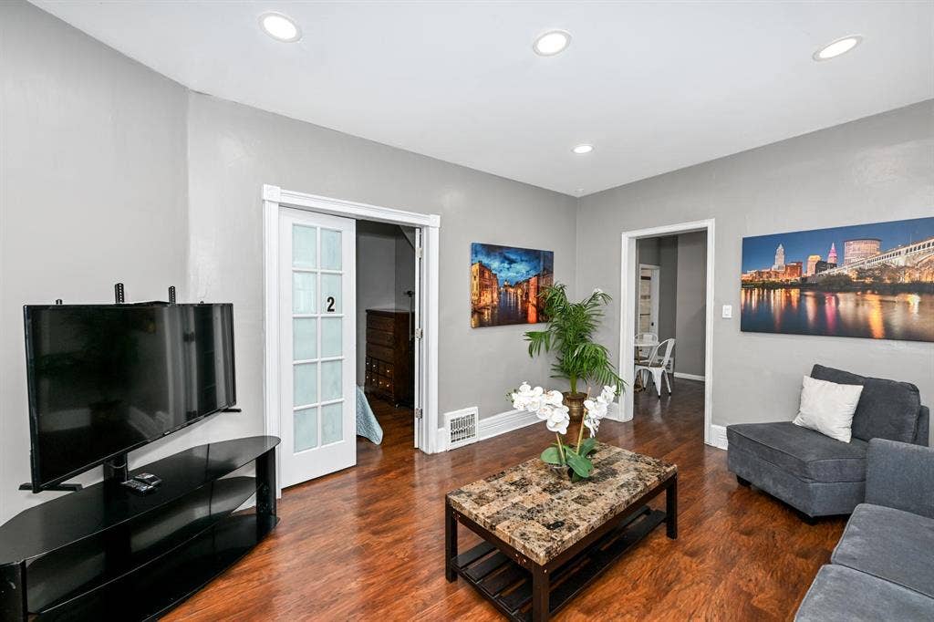 6 BR in Cleveland