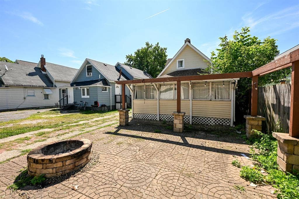 6 BR in Cleveland