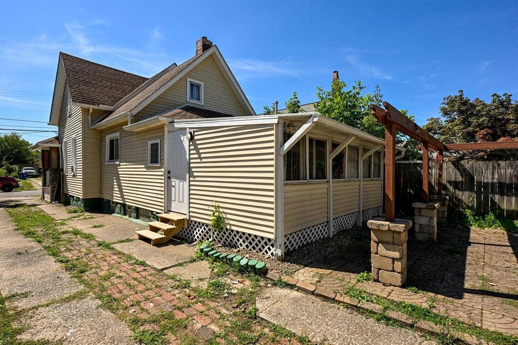6 BR in Cleveland