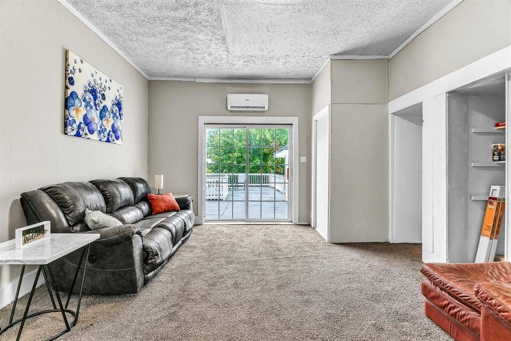 6 BR in Colonial Heights